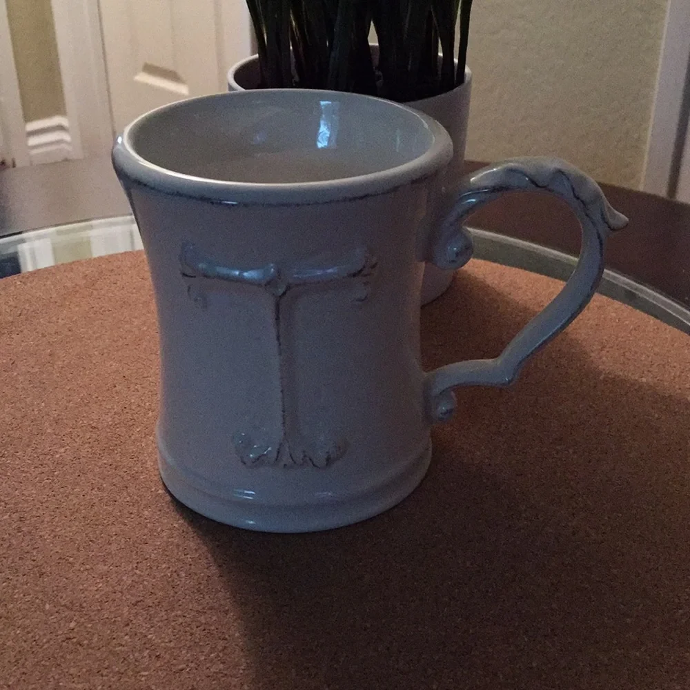 Pier 1 set 3 cup color white and gold